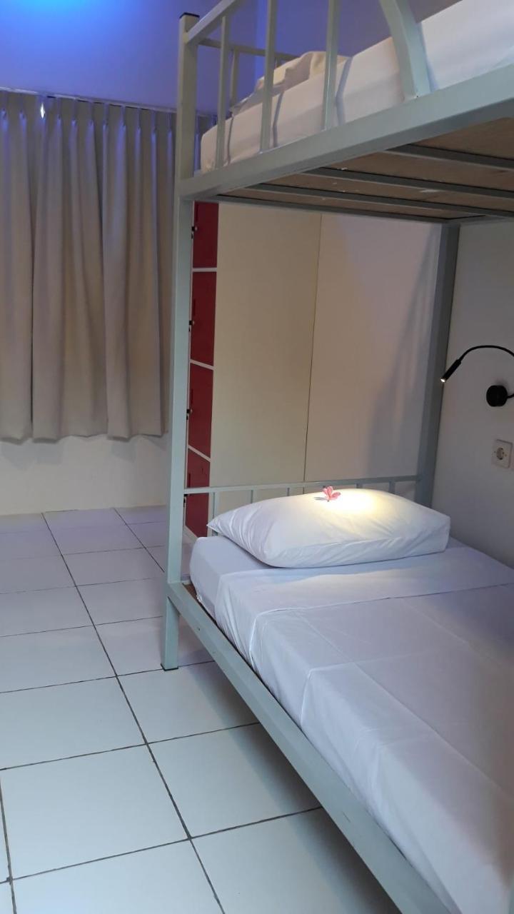 Bujang Lapuk Hostel Sekotong Esterno foto