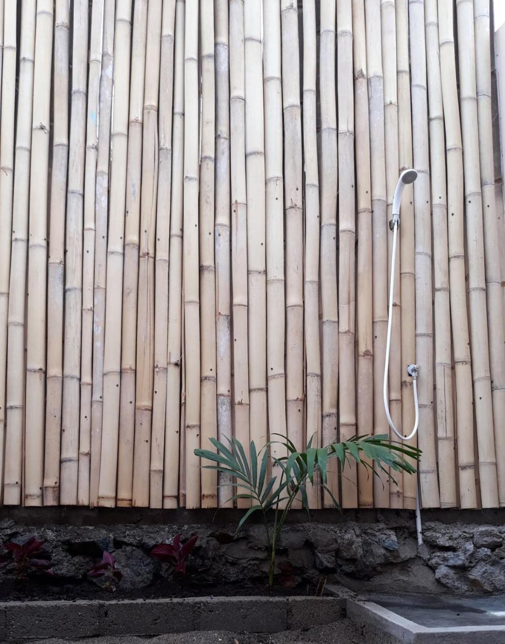 Bujang Lapuk Hostel Sekotong Esterno foto