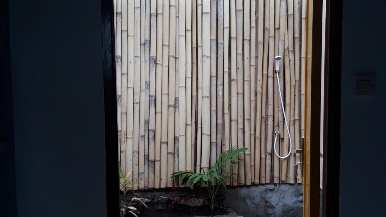 Bujang Lapuk Hostel Sekotong Esterno foto