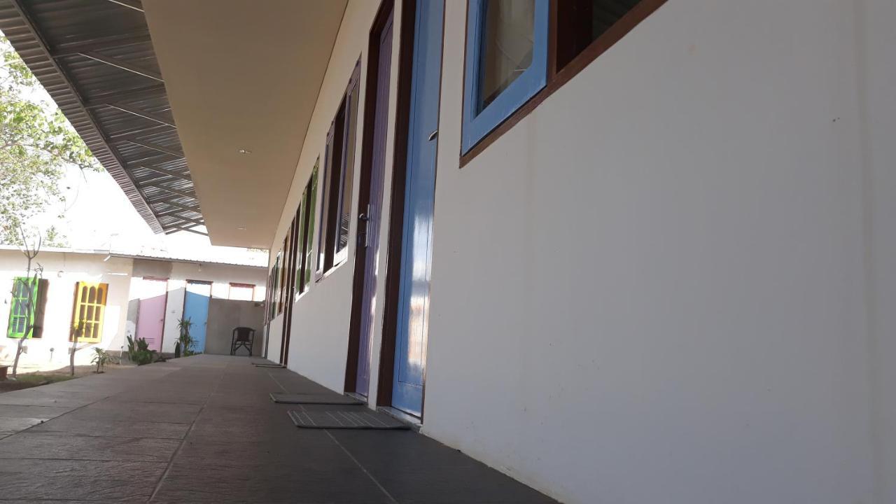 Bujang Lapuk Hostel Sekotong Esterno foto