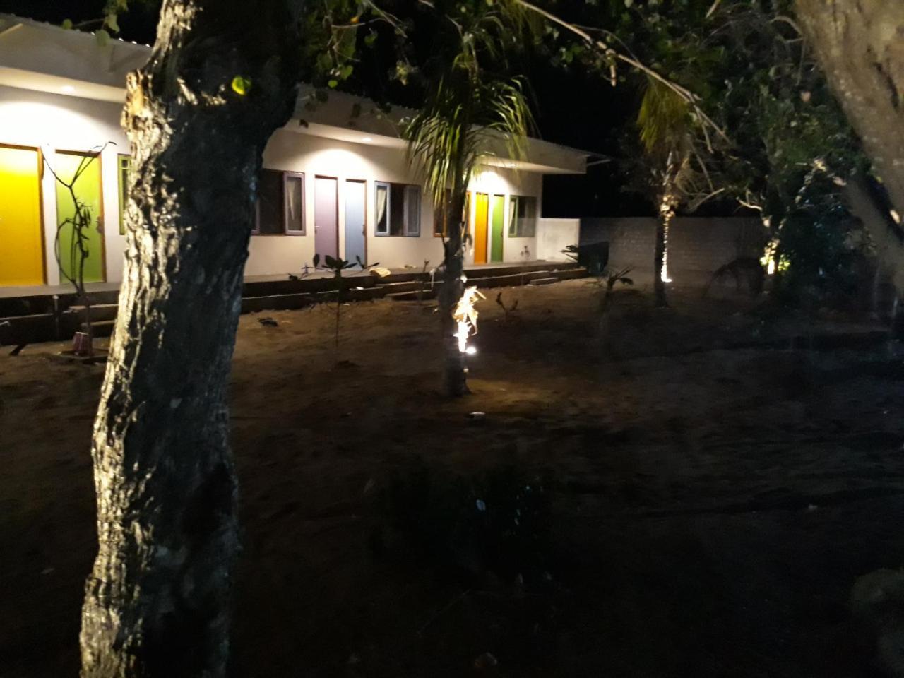 Bujang Lapuk Hostel Sekotong Esterno foto